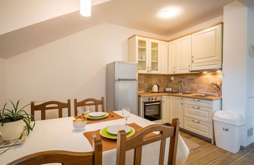 Senj Apartment | Cosy apartment for 4 guests with WIFI, pool, TV, terrace and pets allowed