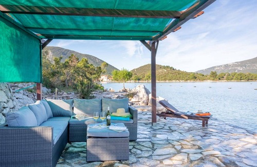 Mali Ston Apartment | Cosy apartment for 4 guests with WIFI, A/C, hot tub, TV and balcony