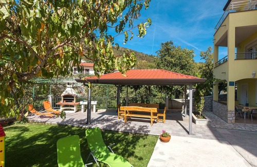 Golovik Apartment | Cosy apartment for 4 people with A/C, WIFI, TV and terrace