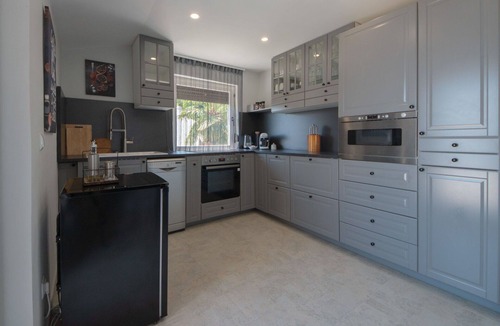 Tulisevica Apartment | Cosy apartment for 4 people with A/C, pool, WIFI, TV, terrace and pets allowed