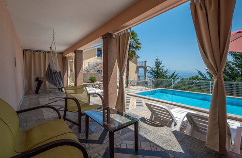 Tulisevica Apartment | Cosy apartment for 4 people with A/C, pool, WIFI, TV, terrace and pets allowed