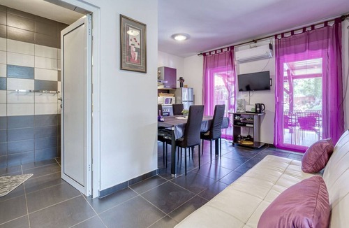 Polje Apartment | Cosy apartment for 4 people with pool, WIFI, terrace and pets allowed
