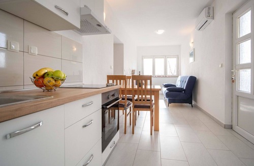 Vratarusa Apartment | Cosy apartment for 4 people with WIFI, A/C, TV and terrace