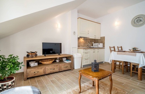 Senj Apartment | Cosy apartment for 4 people with pool, WIFI, TV, terrace and pets allowed