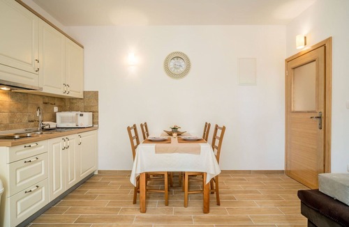 Senj Apartment | Cosy apartment for 4 people with pool, WIFI, TV, terrace and pets allowed