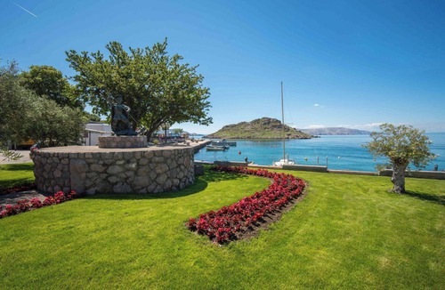 Senj Apartment | Cosy apartment for 4 people with pool, WIFI, TV, terrace and pets allowed