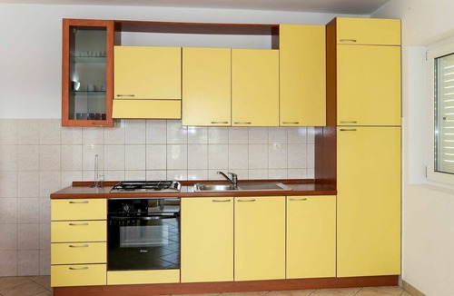 Vrbanj Apartment | Cosy apartment for 5 guests with WIFI, TV, balcony and pets allowed