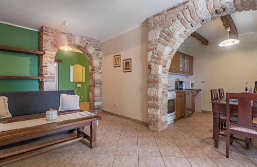 Jezenj Apartment | Cosy apartment for 5 guests with pool, WIFI, TV, terrace and pets allowed