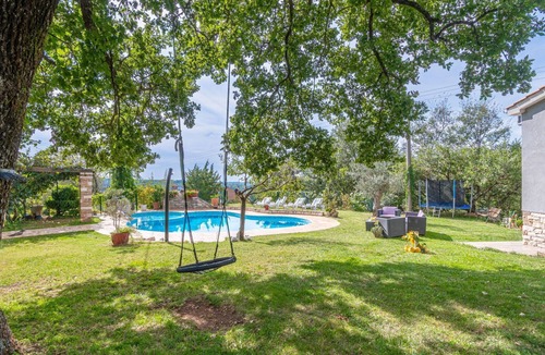 Jezenj Apartment | Cosy apartment for 5 guests with pool, WIFI, TV, terrace and pets allowed