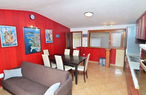 Primosten Apartment | Cosy apartment for 6 people with A/C, private pool, WIFI, TV, terrace and pets allowed