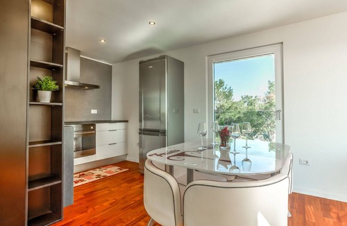 Lovrecica Apartment | Cosy apartment for 6 people with A/C, WIFI, TV and terrace