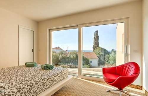 Lovrecica Apartment | Cosy apartment for 6 people with A/C, WIFI, TV and terrace