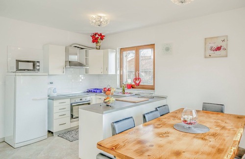 Vabriga Apartment | Cosy apartment for 6 people with WIFI, A/C, pool, TV, terrace and pets allowed