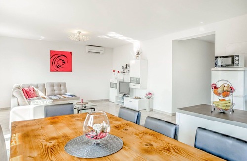 Vabriga Apartment | Cosy apartment for 6 people with WIFI, A/C, pool, TV, terrace and pets allowed