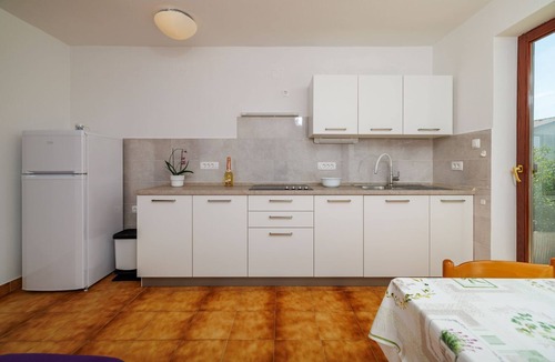 Povile Apartment | Cosy apartment just 250 metres from the beach with sea views, barbecue area, private parking