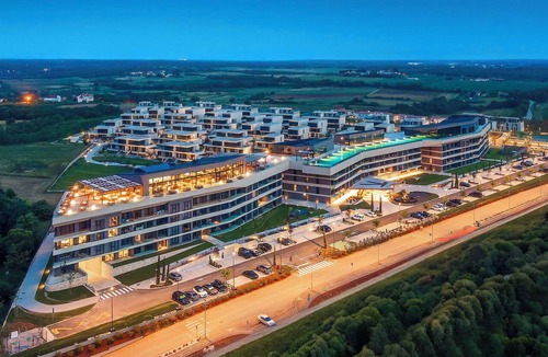 Savudrija House | Cosy apartment in villa for 8 people with WIFI, A/C, pool, hot tub, TV and terrace
