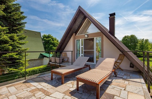 Ogulin House | Cosy holiday home right on the lake for a wonderful holiday.