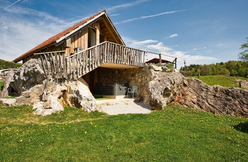 Ivancna Gorica Cottage | Cottage on the rocks with hot tub and sauna