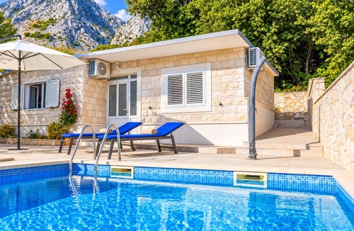 Bast House | Cottage with pool and sea view