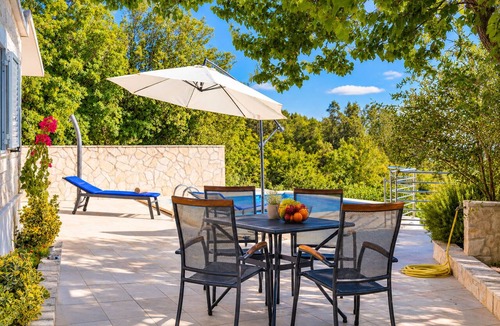 Bast House | Cottage with pool and sea view