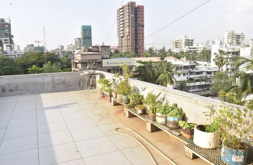 Bandra West Apartment | Cozy 1-bedroom apartment in amazing Mumbai with AC, WiFi