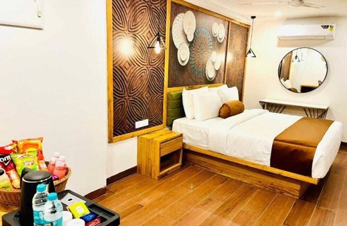 Banjara Hills Hotel | Cozy 1-bedroom hotel in peaceful Hyderabad with AC