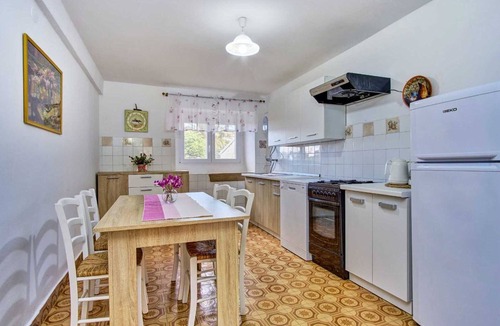 Cove Murtar Villa | Cozy 2-Bedroom Holiday Retreat Sleeps 5