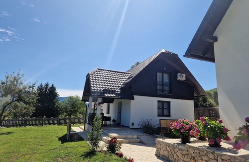 Vrelo Korenicko House | Cozy 2-bedroom house with WiFi, AC in beautiful Korenica