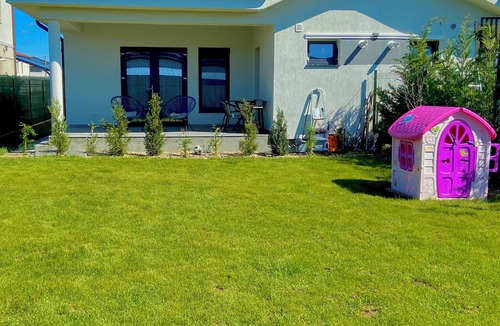 Dumbravita Villa | Cozy 2-bedroom villa in charming Dumbrăvița with AC and garden