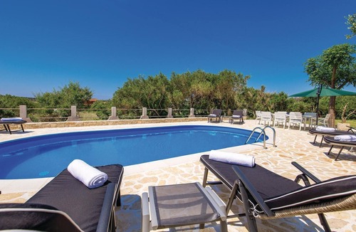 Barbat na Rabu Apartment | Cozy apartment in Barbat with swimming pool