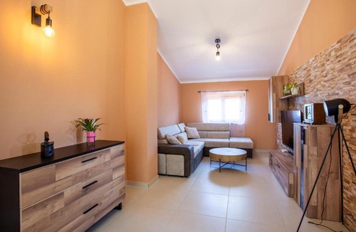 Cabrunici Apartment | Cozy Apartment In Cabrunici With Wifi