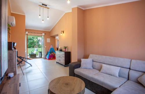 Cabrunici Apartment | Cozy Apartment In Cabrunici With Wifi