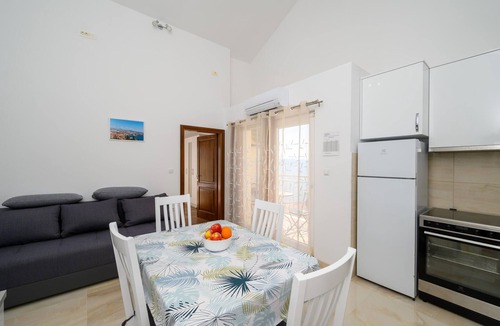 Komarna Apartment | Cozy apartment in Komarna with WiFi