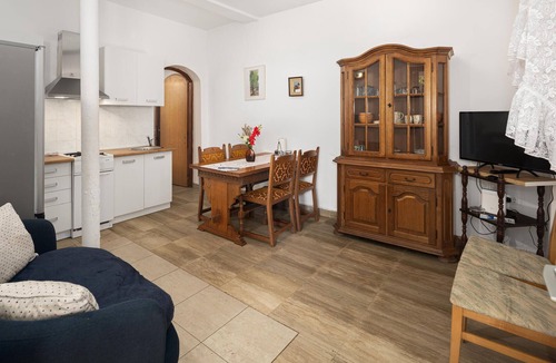 Lovrecica Apartment | Cozy apartment in Lovrecica with WiFi