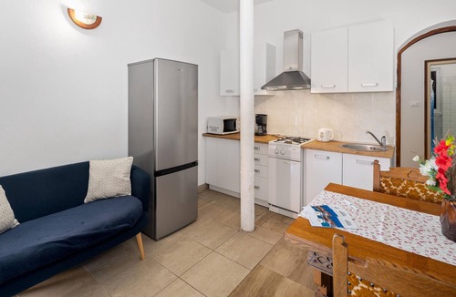Lovrecica Apartment | Cozy apartment in Lovrecica with WiFi