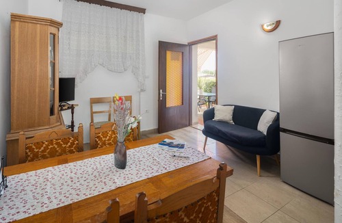 Lovrecica Apartment | Cozy apartment in Lovrecica with WiFi