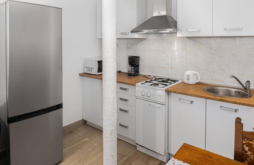 Lovrecica Apartment | Cozy apartment in Lovrecica with WiFi