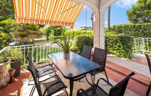 Lovrecica Apartment | Cozy Apartment In Lovrecica With Wifi
