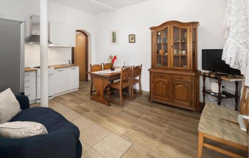 Lovrecica Apartment | Cozy Apartment In Lovrecica With Wifi