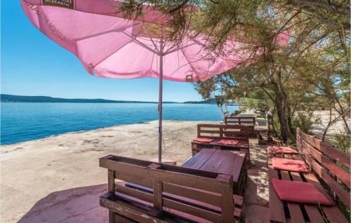 Nevidane Apartment | Cozy Apartment In Nevidane With House Sea View
