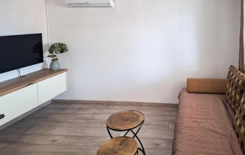 Nevidane Apartment | Cozy Apartment In Nevidane With House Sea View