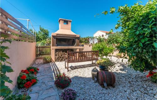 Nevidane Apartment | Cozy Apartment In Nevidane With House Sea View