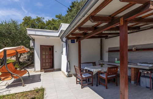 Omisalj Apartment | Cozy apartment in Omisalj with harbor view