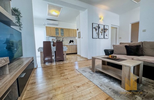 Kastel Luksic Apartment | Cozy apartment in town center/w garden - 2 min from the beach!