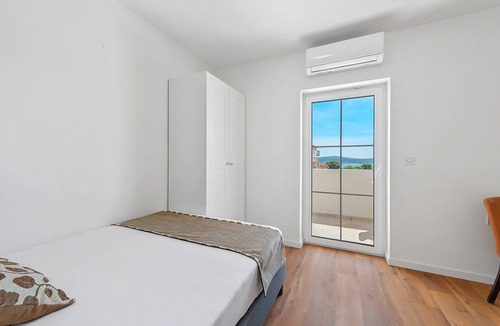 Sveti Filip i Jakov Apartment | Cozy Beach Apartment with Garden