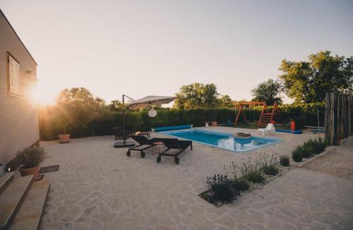 Drnis House | Cozy country home with heated outdoor pool