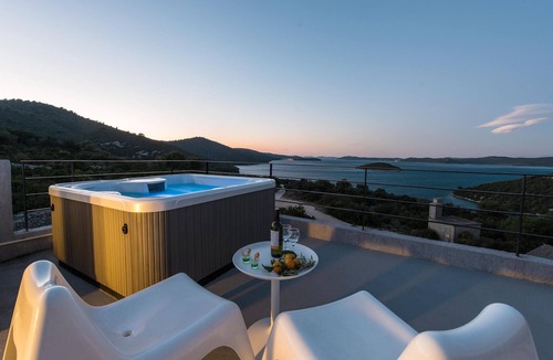 Dragove House | Cozy home in Dragove with house sea view