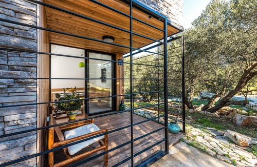Dragove House | Cozy home in Dragove with house sea view