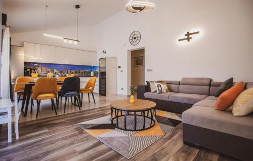 Dugi Rat House | Cozy Home In Dugi Rat With Sauna