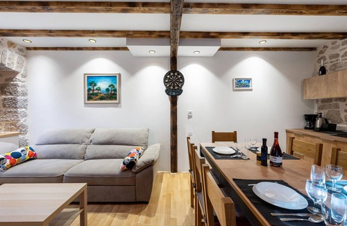 Kaprije House | Cozy home in Kaprije with kitchen